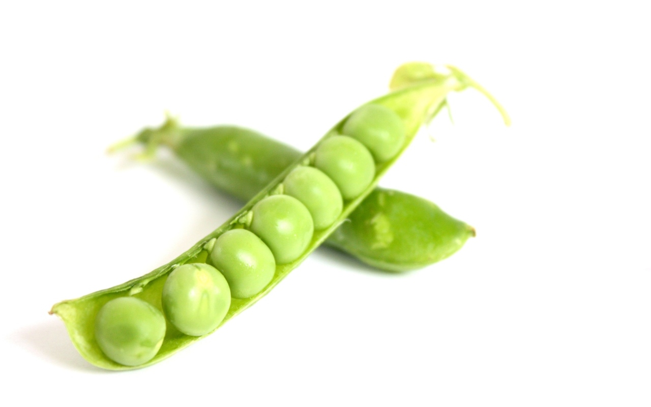 Зеленый горох на белом фоне