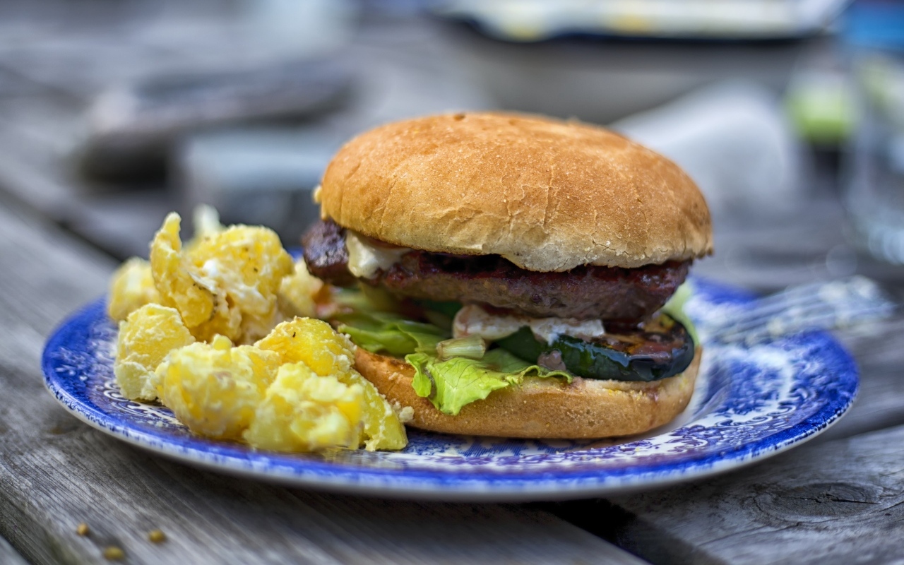 Гамбургер на тарелке с картофелем