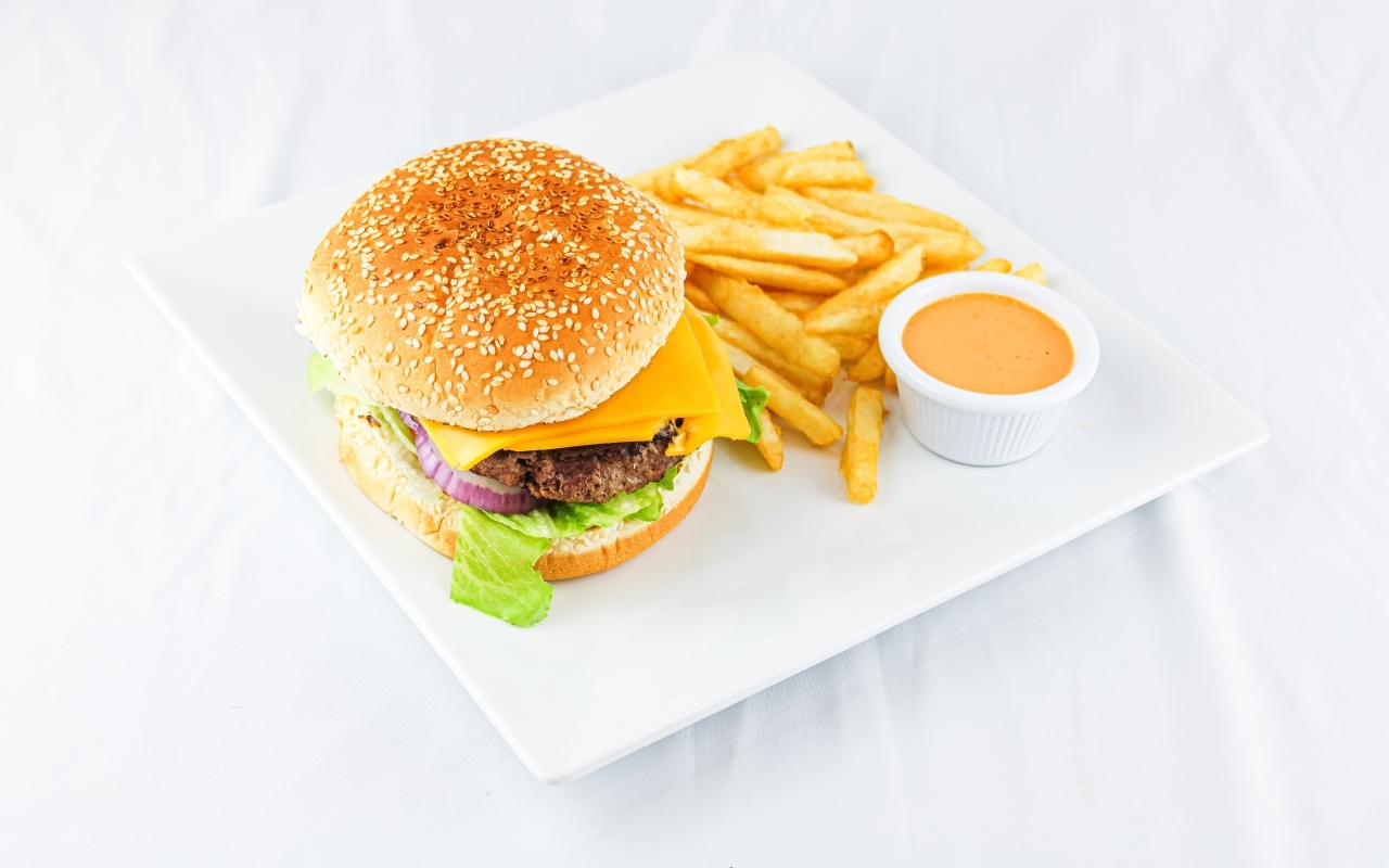 Гамбургер с картофелем фри и соусом на столе