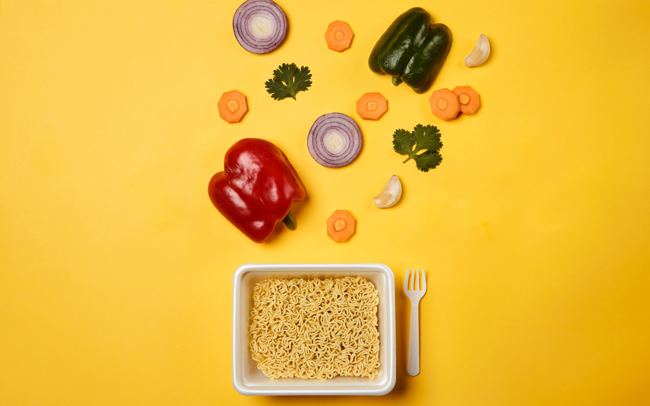 Вермишель быстрого приготовления на столе с овощами