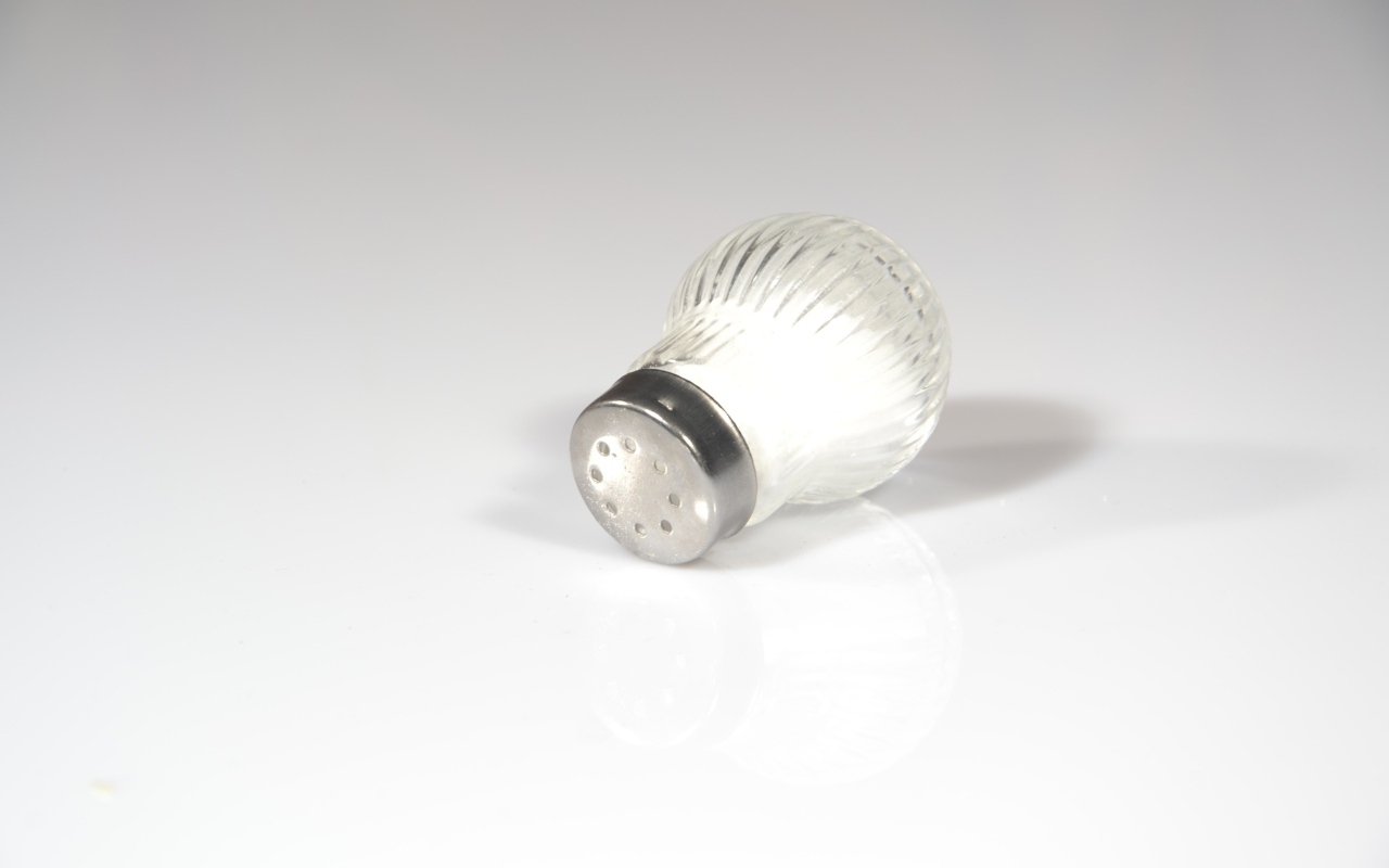 Баночка с солью на сером фоне