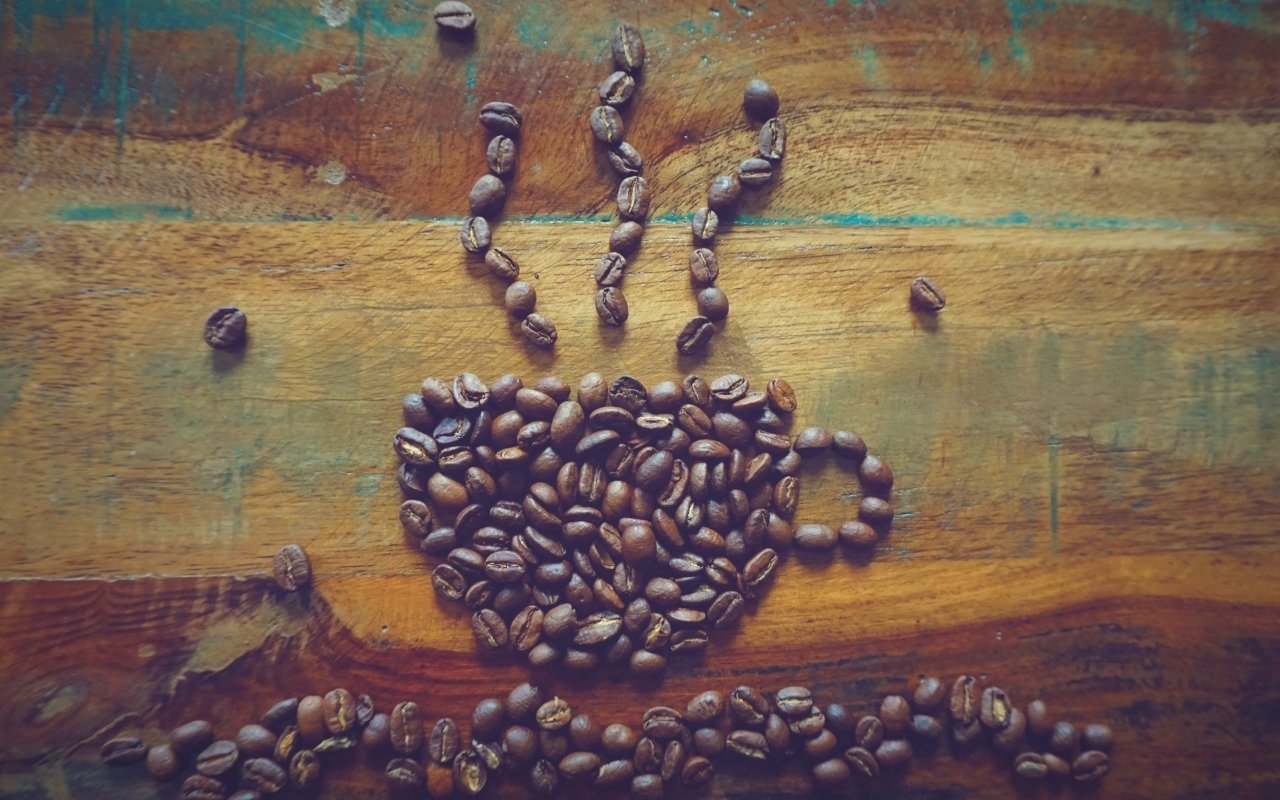 Кружка выложена из зерен кофе
