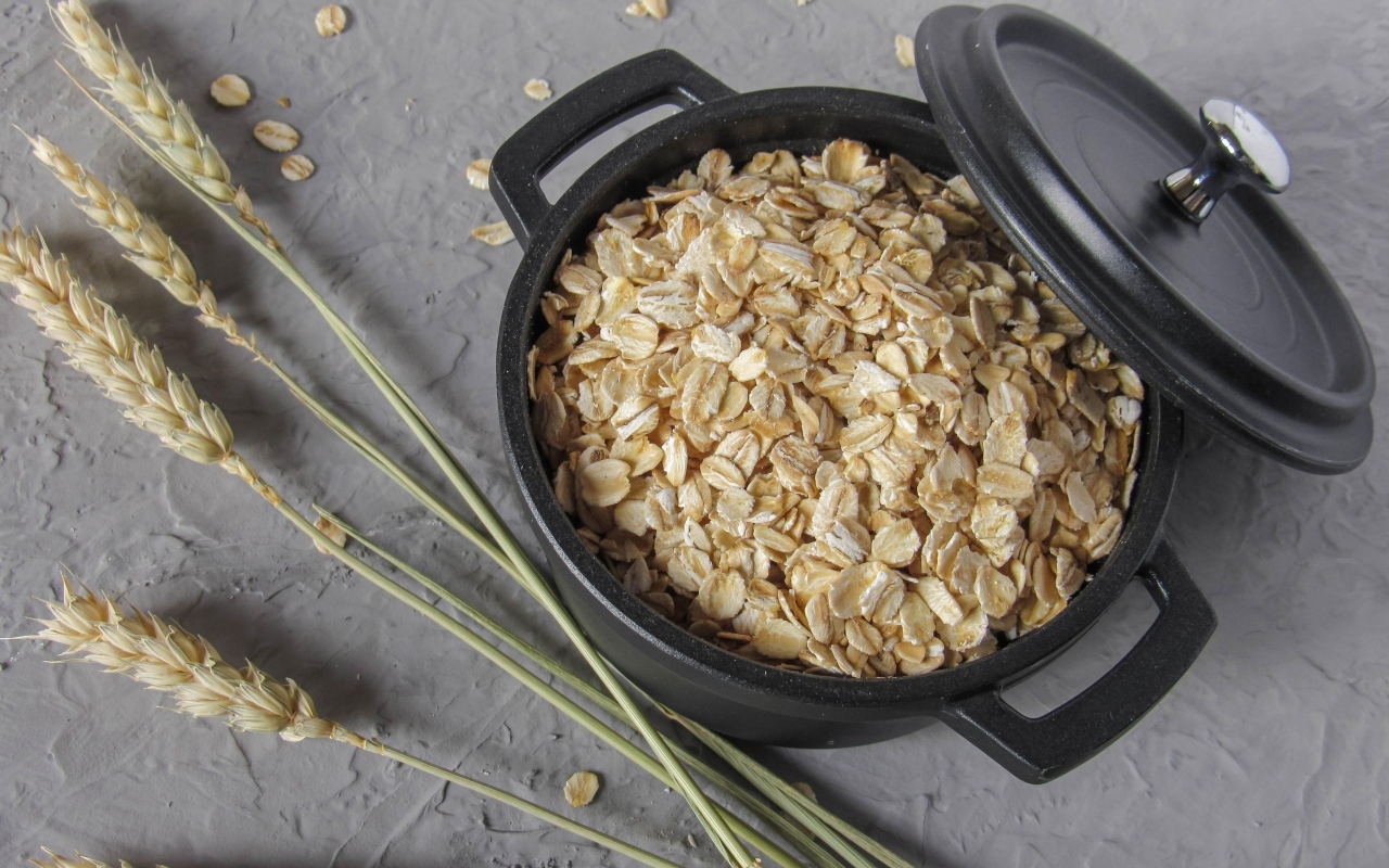 Овсяные хлопья в кастрюле