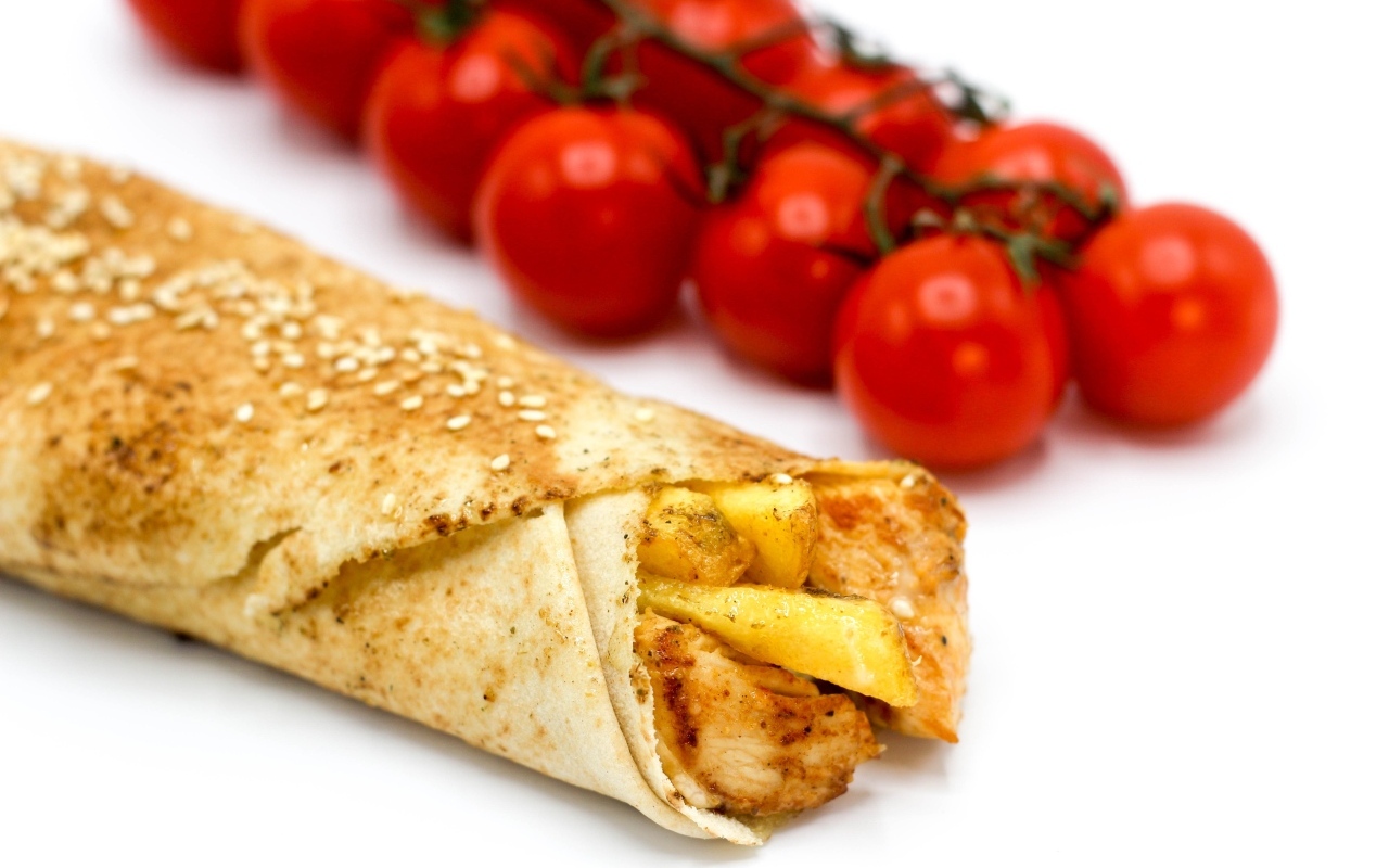 Шаурма с помидорами на столе