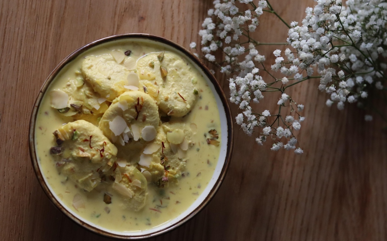 Суп с сыром в миске на столе с цветами