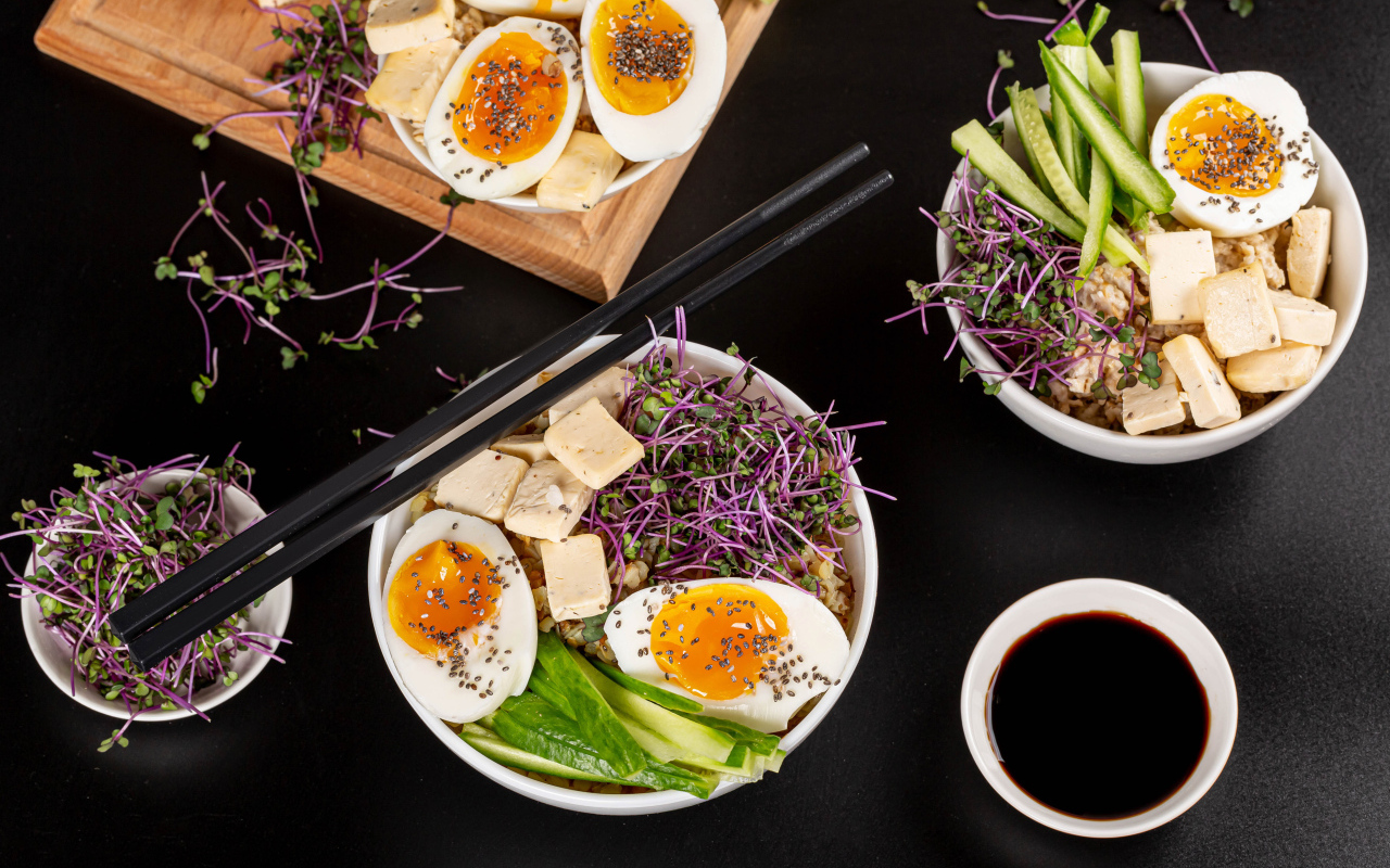 Проросшая пшеница с яйцами на столе