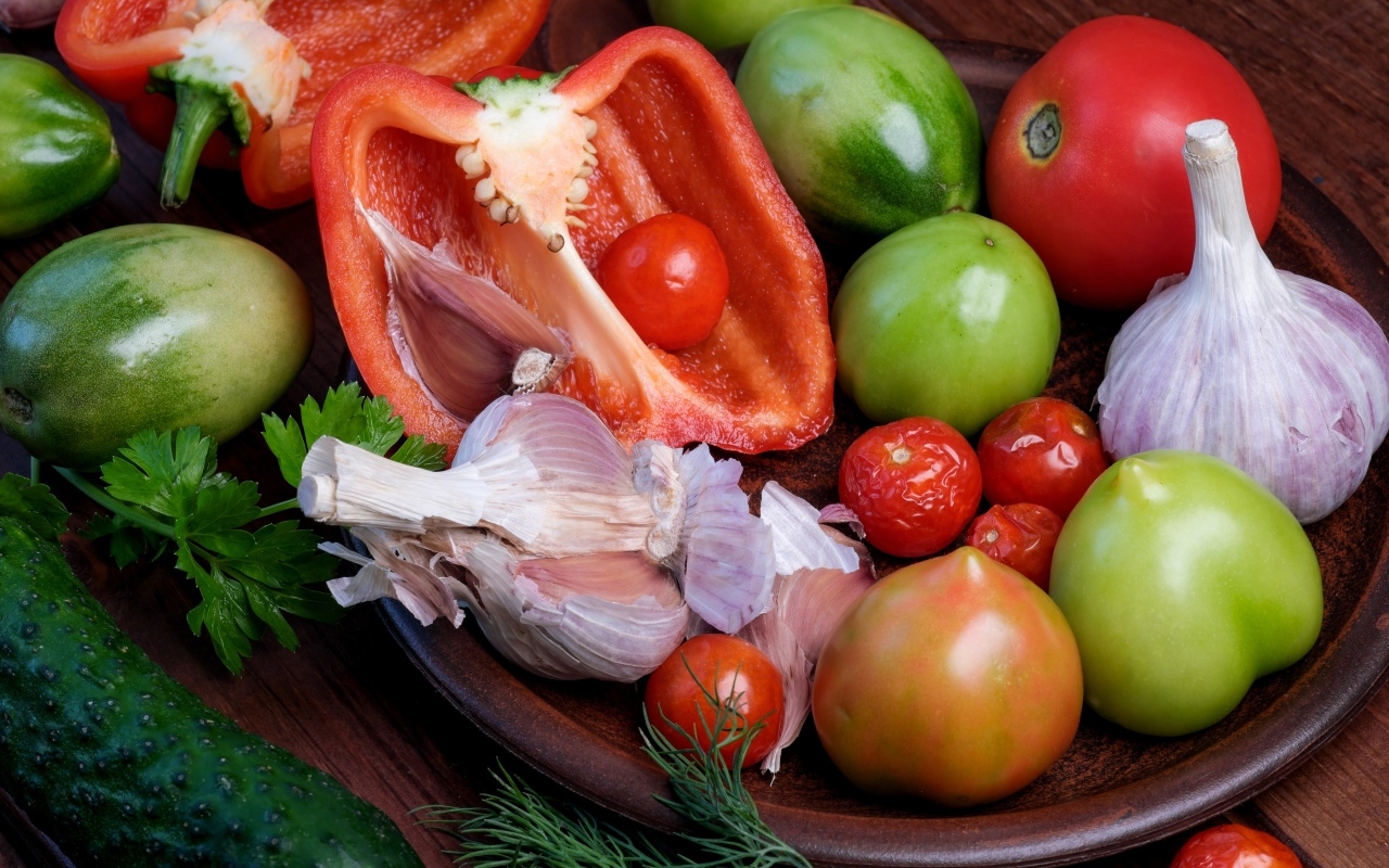 Сладкий перец, помидоры, чеснок и огурец на столе