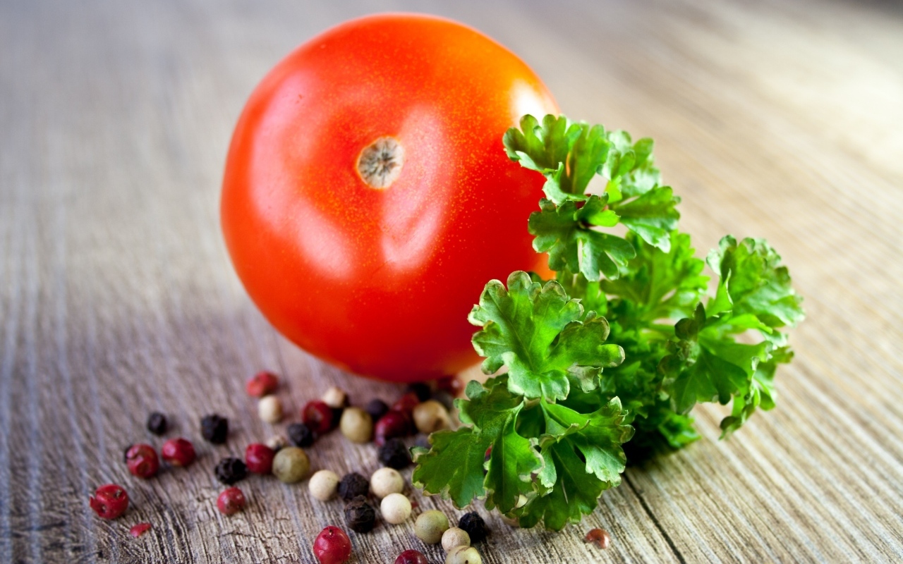 Помидор с петрушкой и перцем горошком