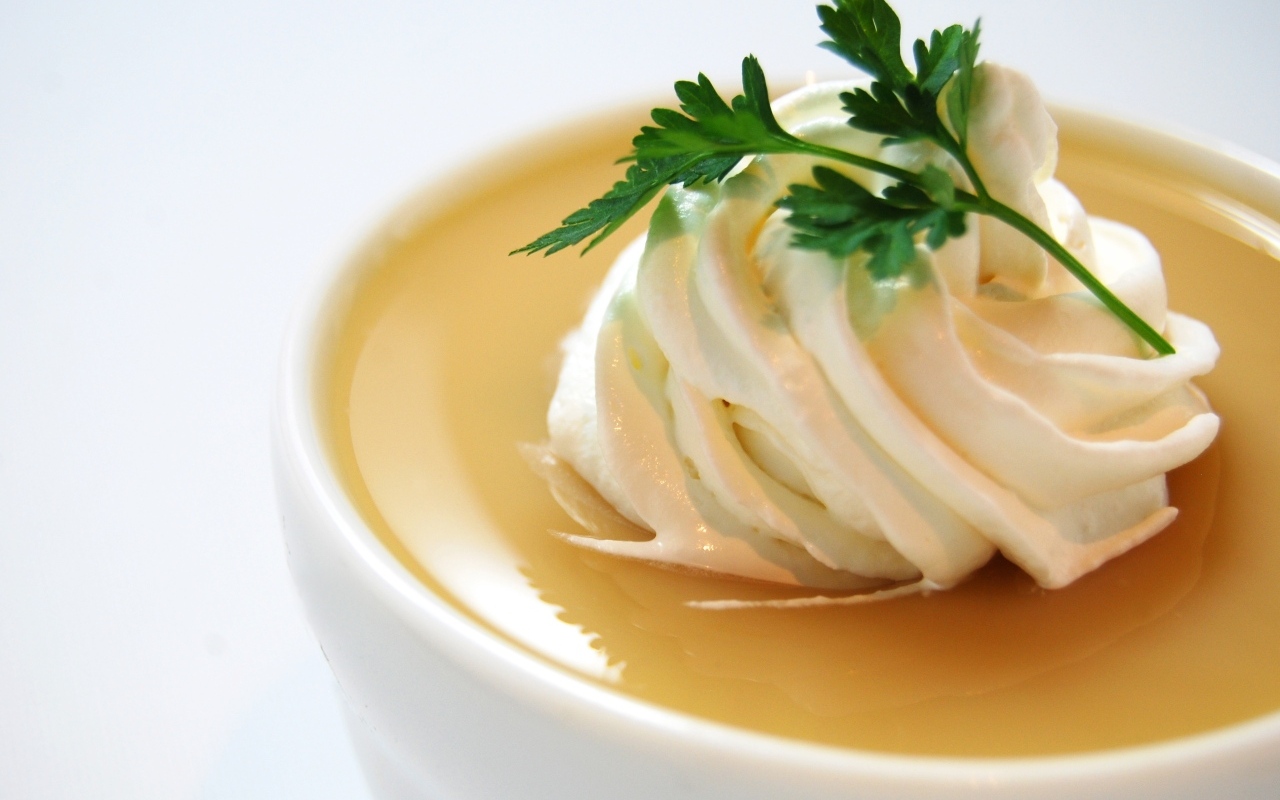 Белый взбитый крем на супе с петрушкой
