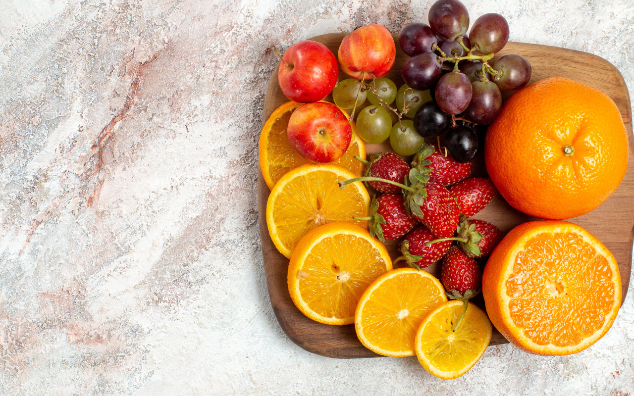 Аппетитные фрукты на доске манят ароматом