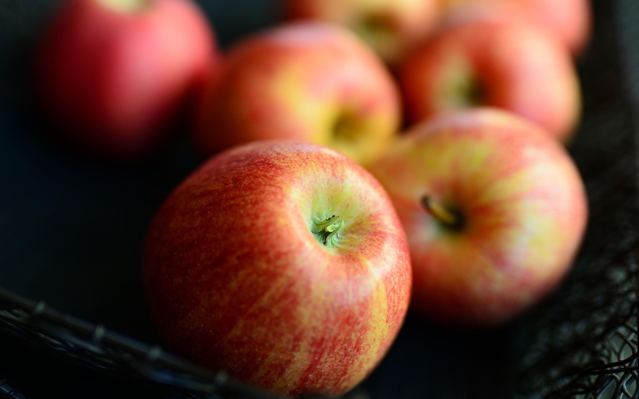 Красивые ароматные красные яблоки