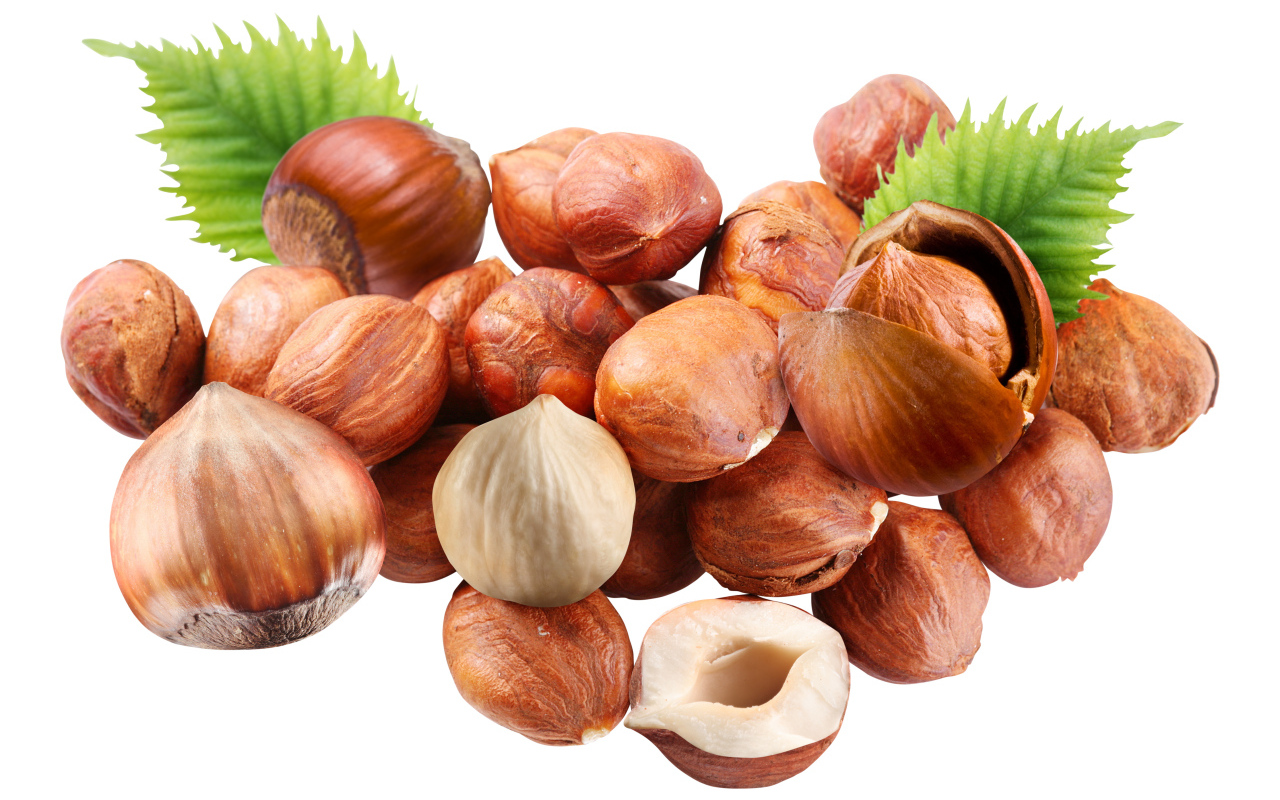 Вкусные лесные орехи на белом фоне