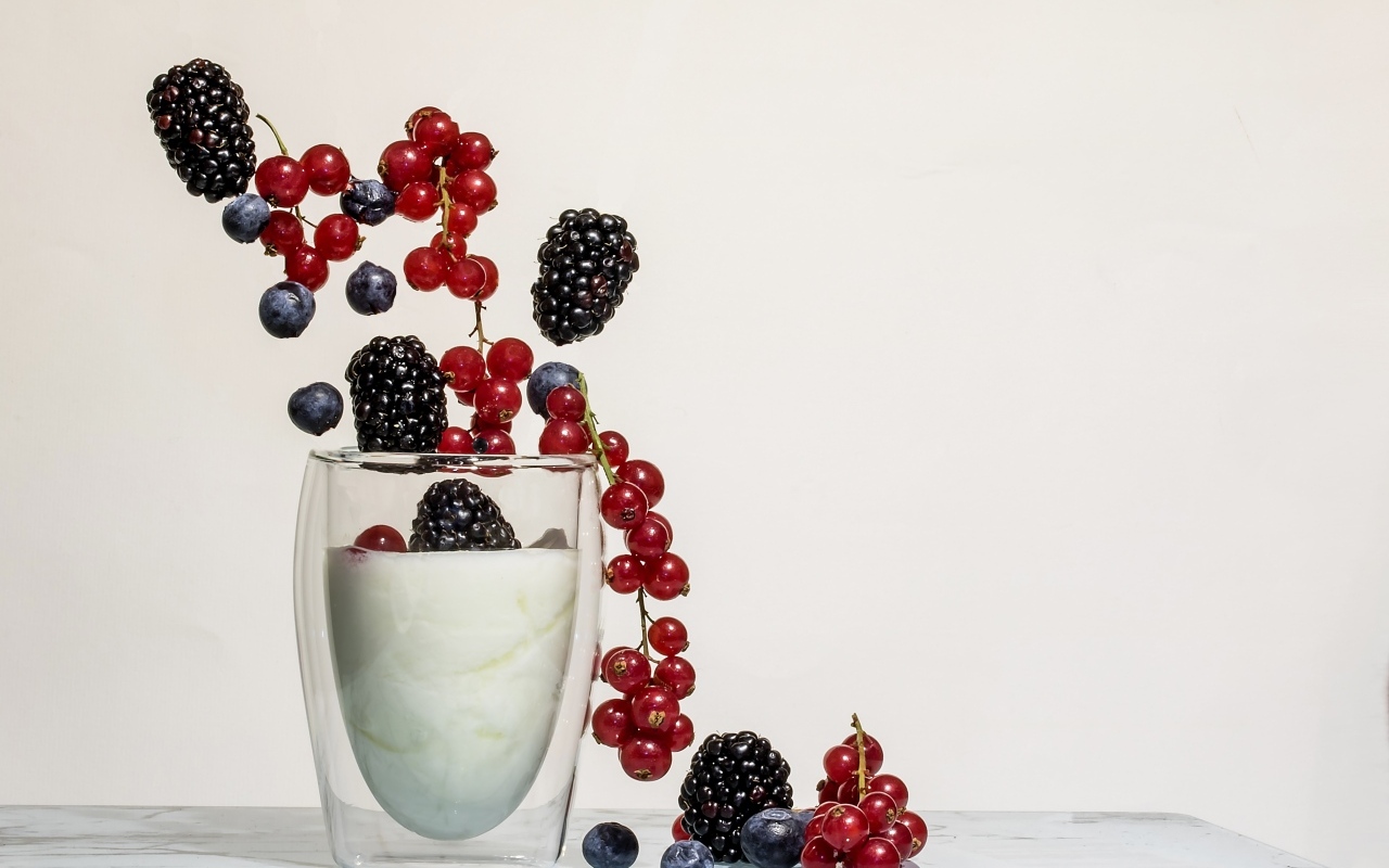 Вкусный йогурт с ягодами красной смородины, черники и ежевики