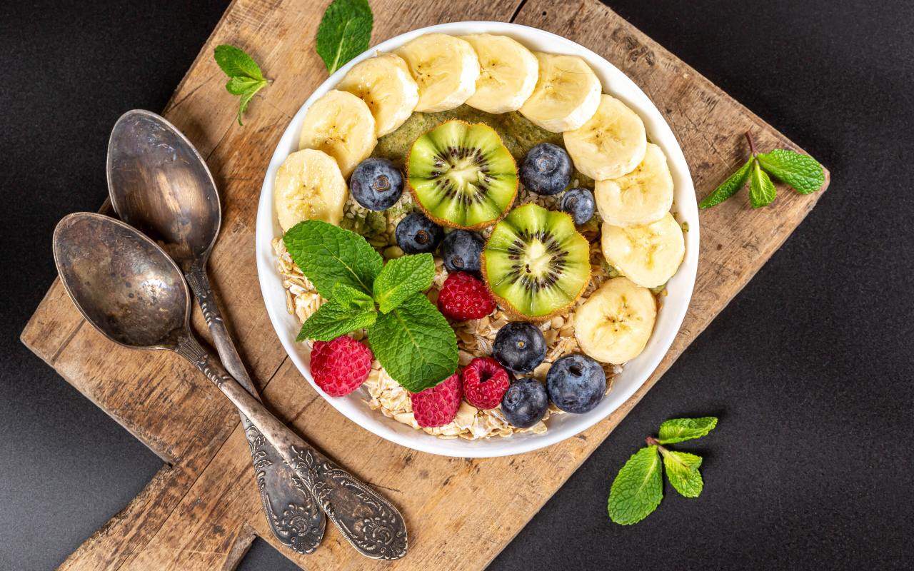 Овсяные хлопья с ягодам на завтрак 