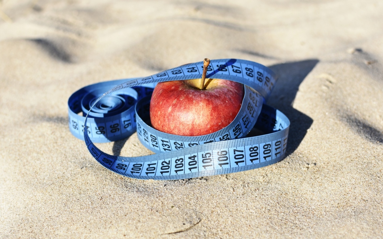 Красное яблоко для здорового питания