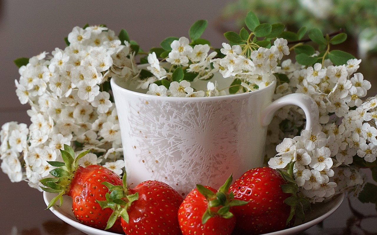 Клубника на тарелке с чашкой и белыми цветами