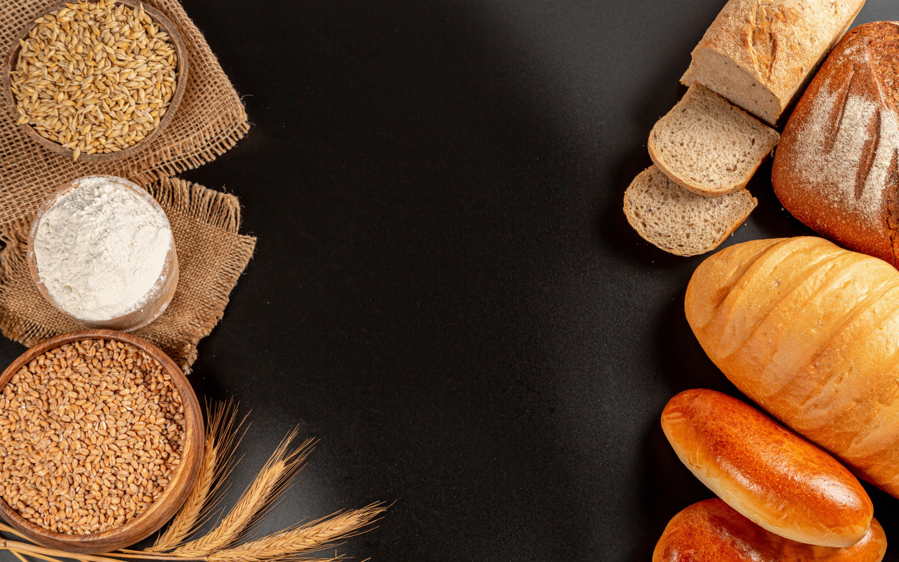 Пшеница на столе с мукой и хлебом