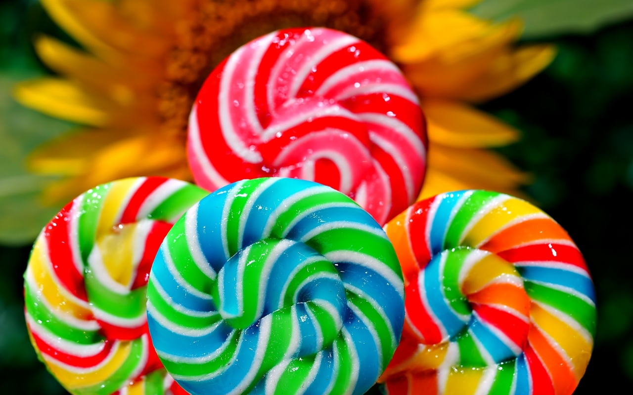 Яркие разноцветные леденцы на палочке