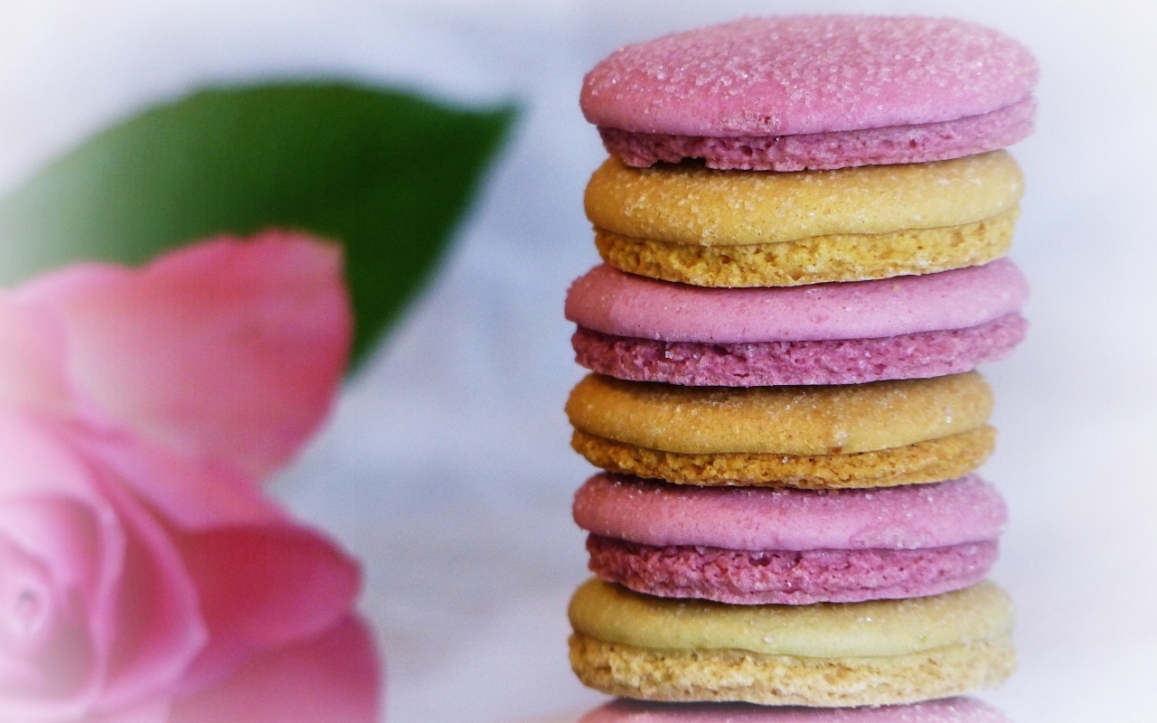 Коричневое и розовое печенье 