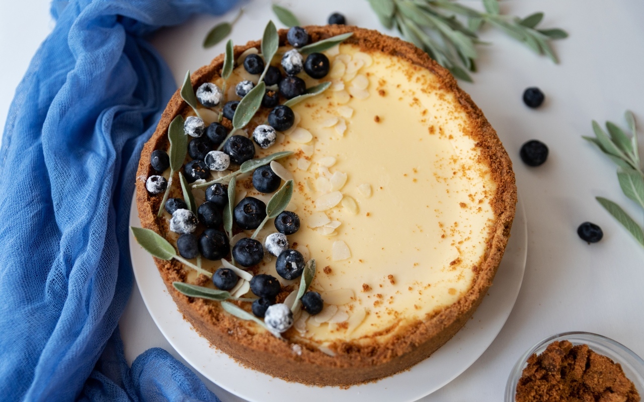 Чизкейк с ягодами черники на тарелке 