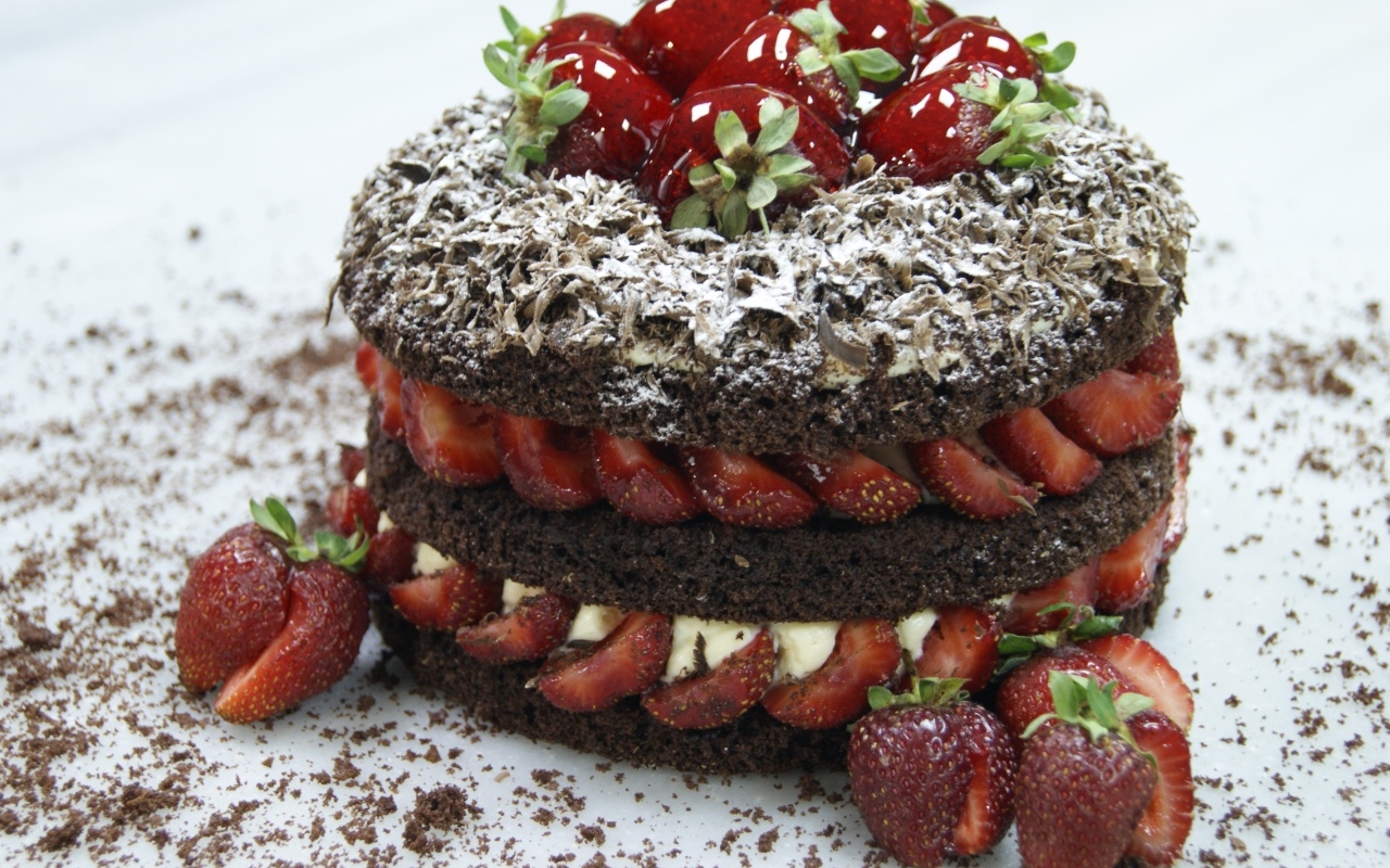 Шоколадный торт с ягодами клубники