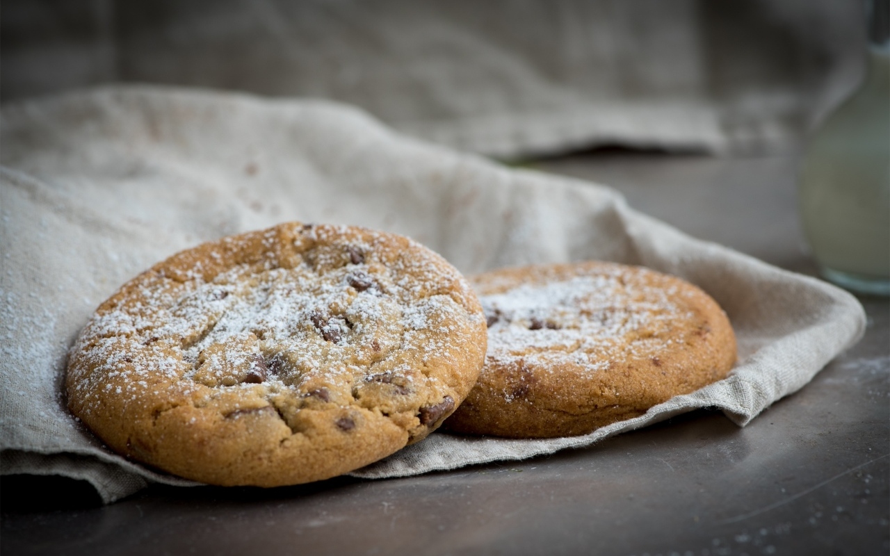 Печенье с шоколадной крошкой посыпано сахарной пудрой