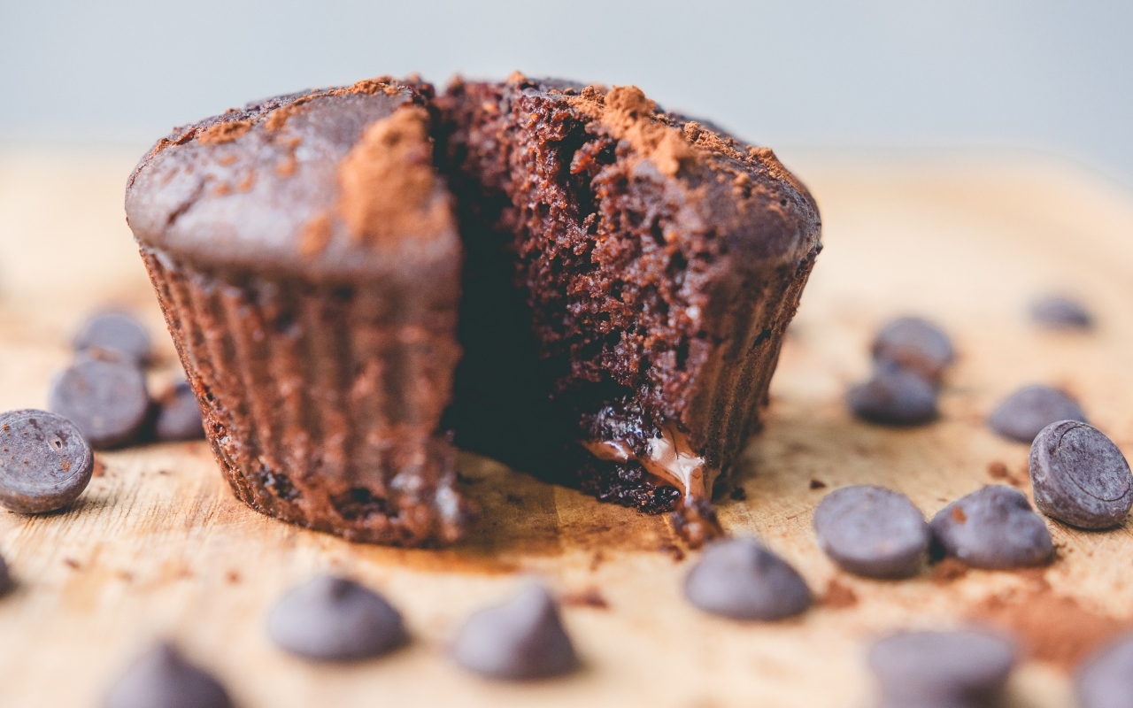 Шоколадный кекс на столе 