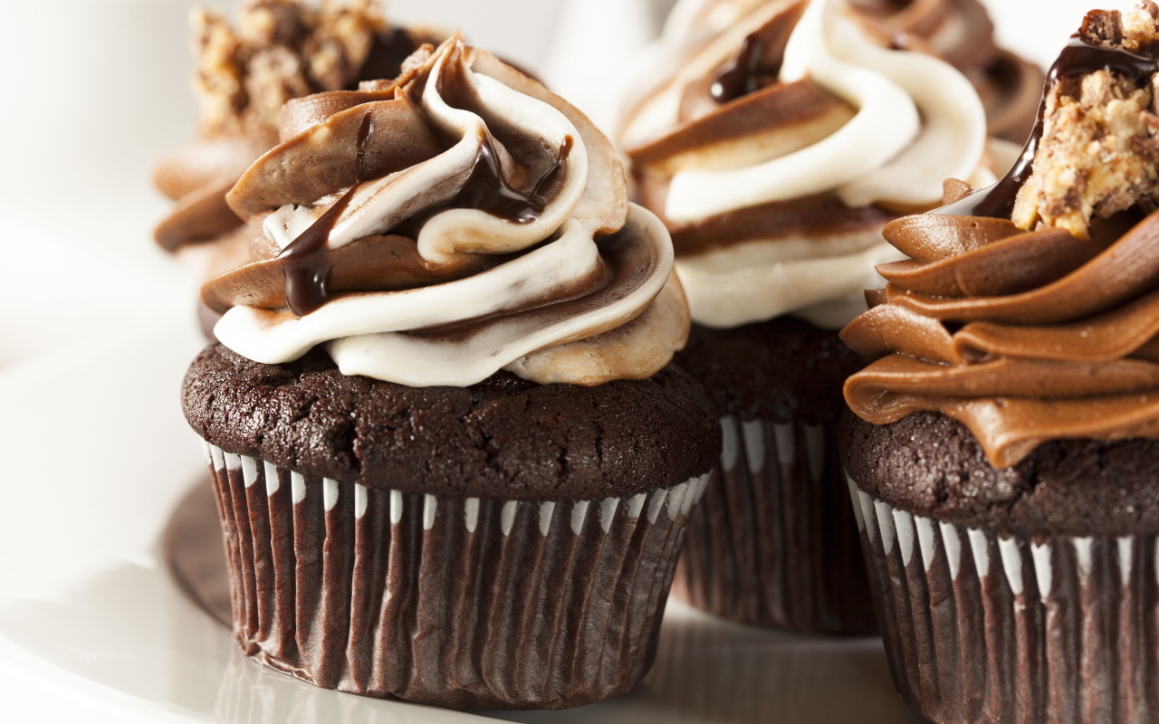 Шоколадные кексы  с кремом крупным планом