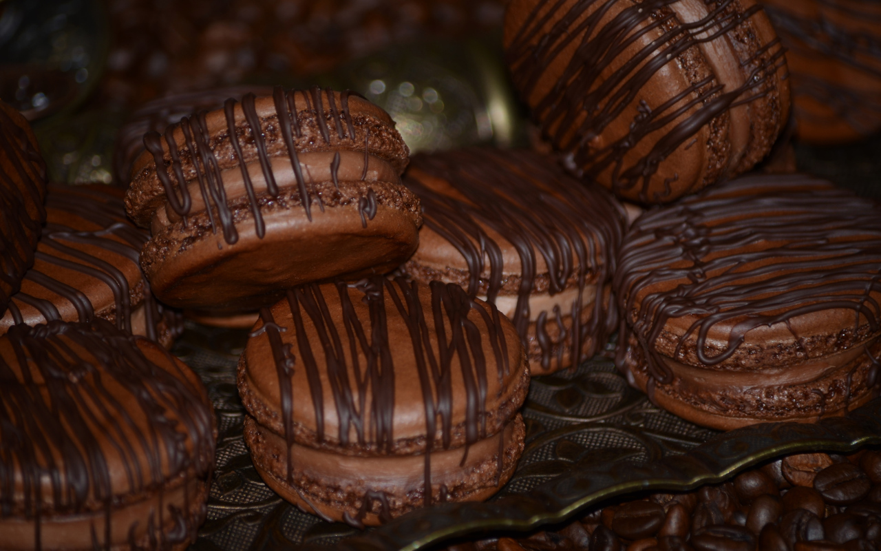 Шоколадное печенье макарон на столе