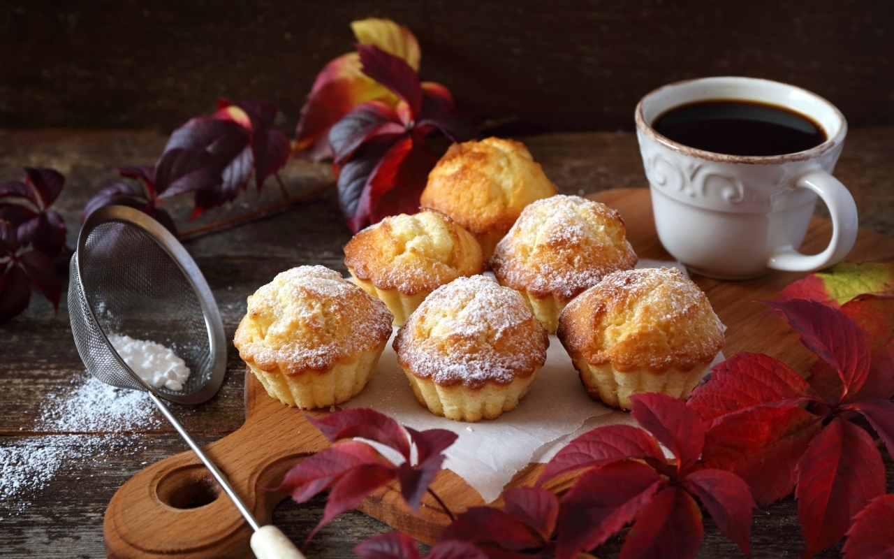 Кексы на столе с кофе и листьями