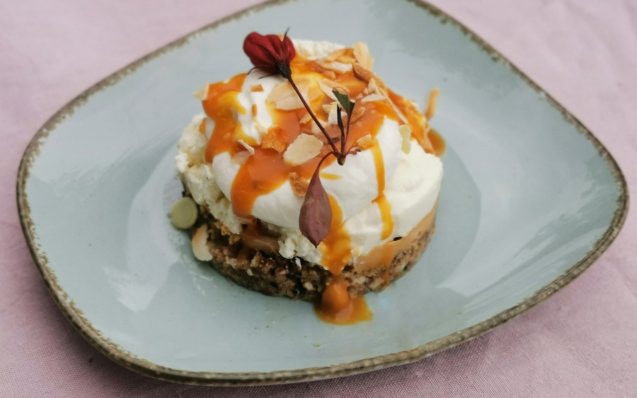 Десерт с кремом на тарелке