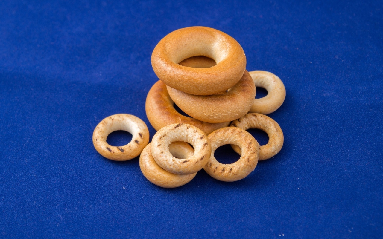 Сушки на синем столе