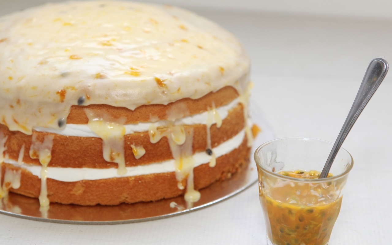 Праздничный торт с вкусным кремом на столе