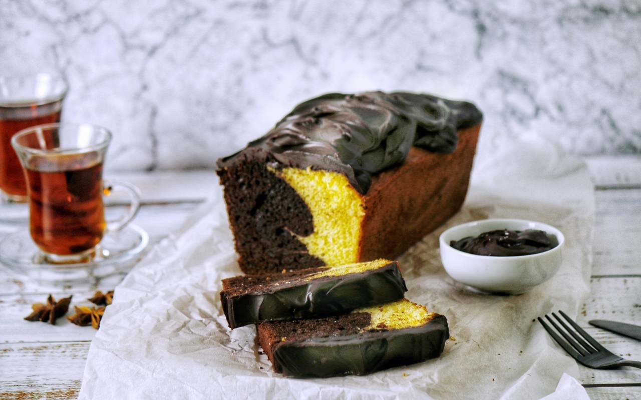 Свежий двухцветный кекс с шоколадом