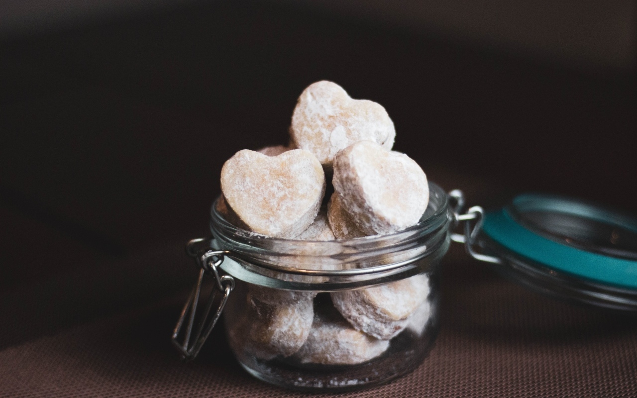 Пряники в форме сердца  в стеклянной банке