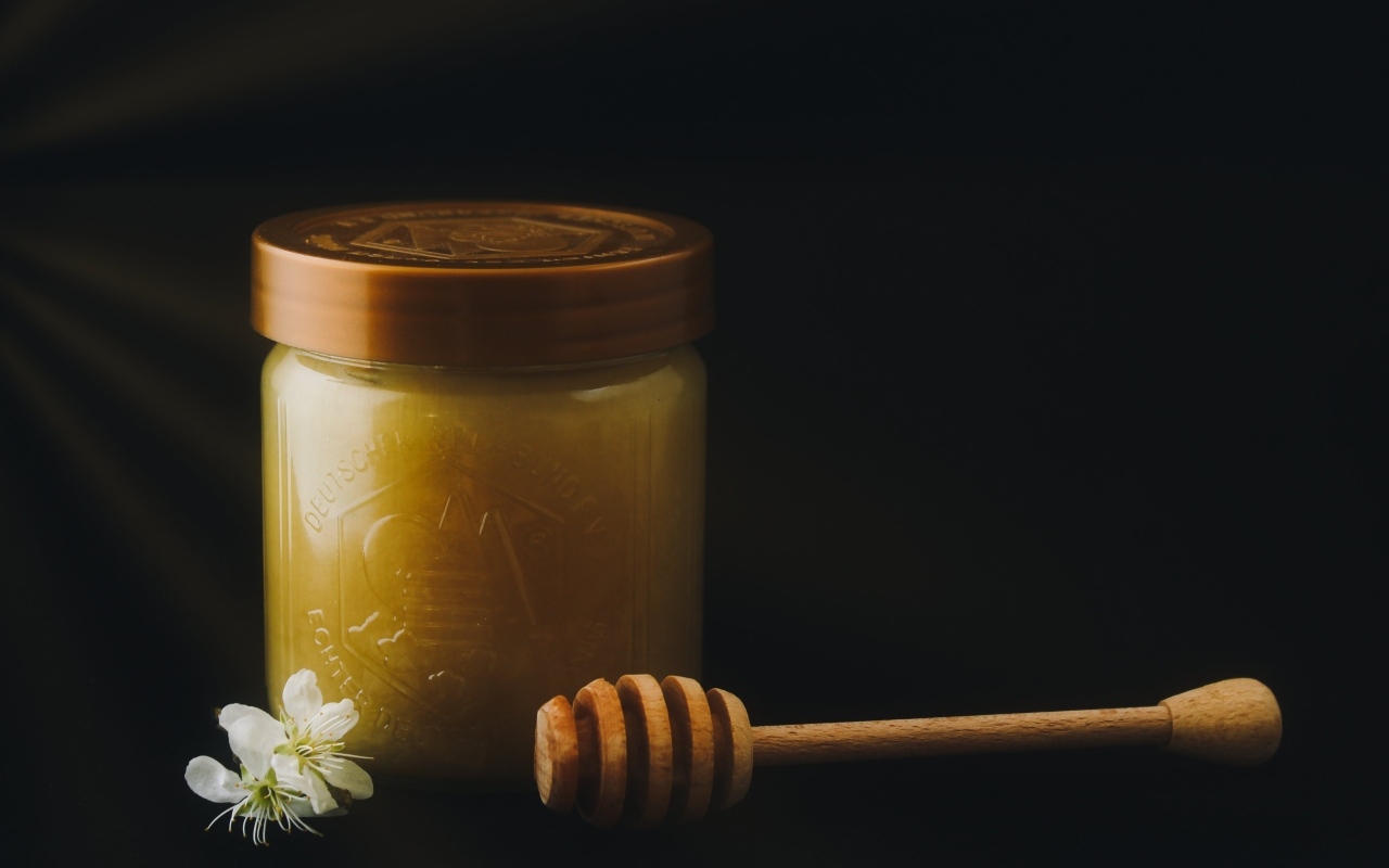 Мед в банке с деревянной ложкой