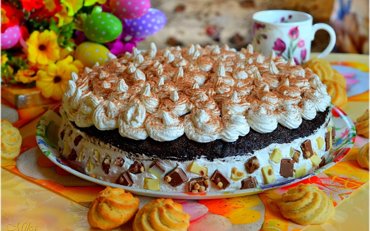 Большой торт со взбитыми сливками