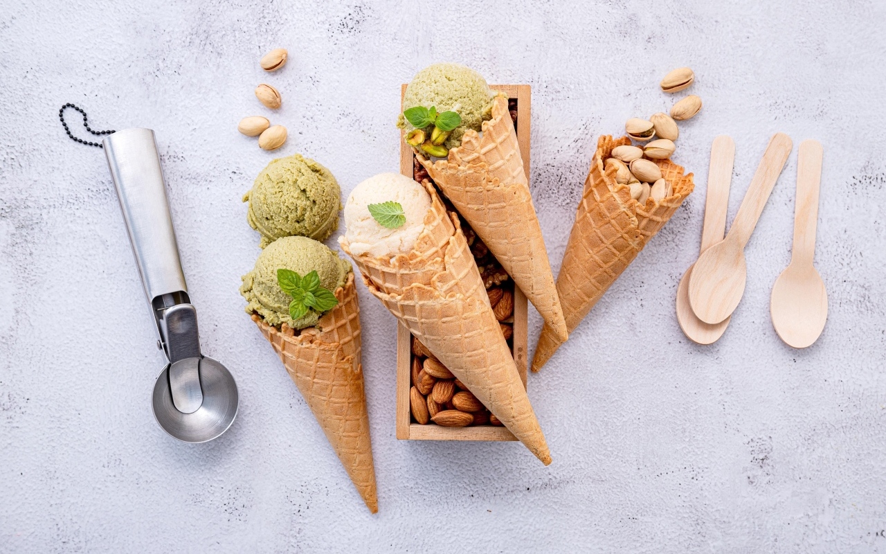 Фисташковое и миндальное мороженое в вафельном рожке
