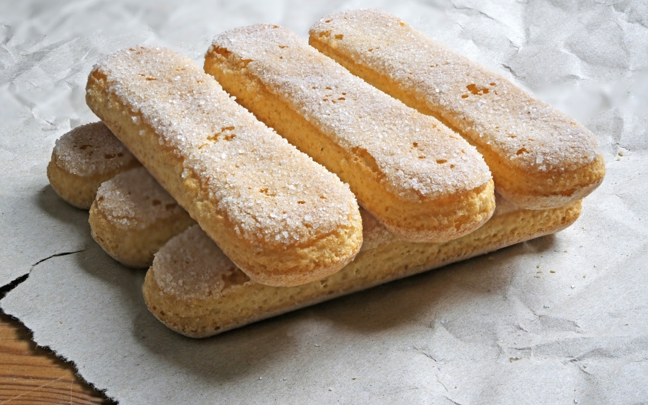 Печенье савоярди с бумагой на столе