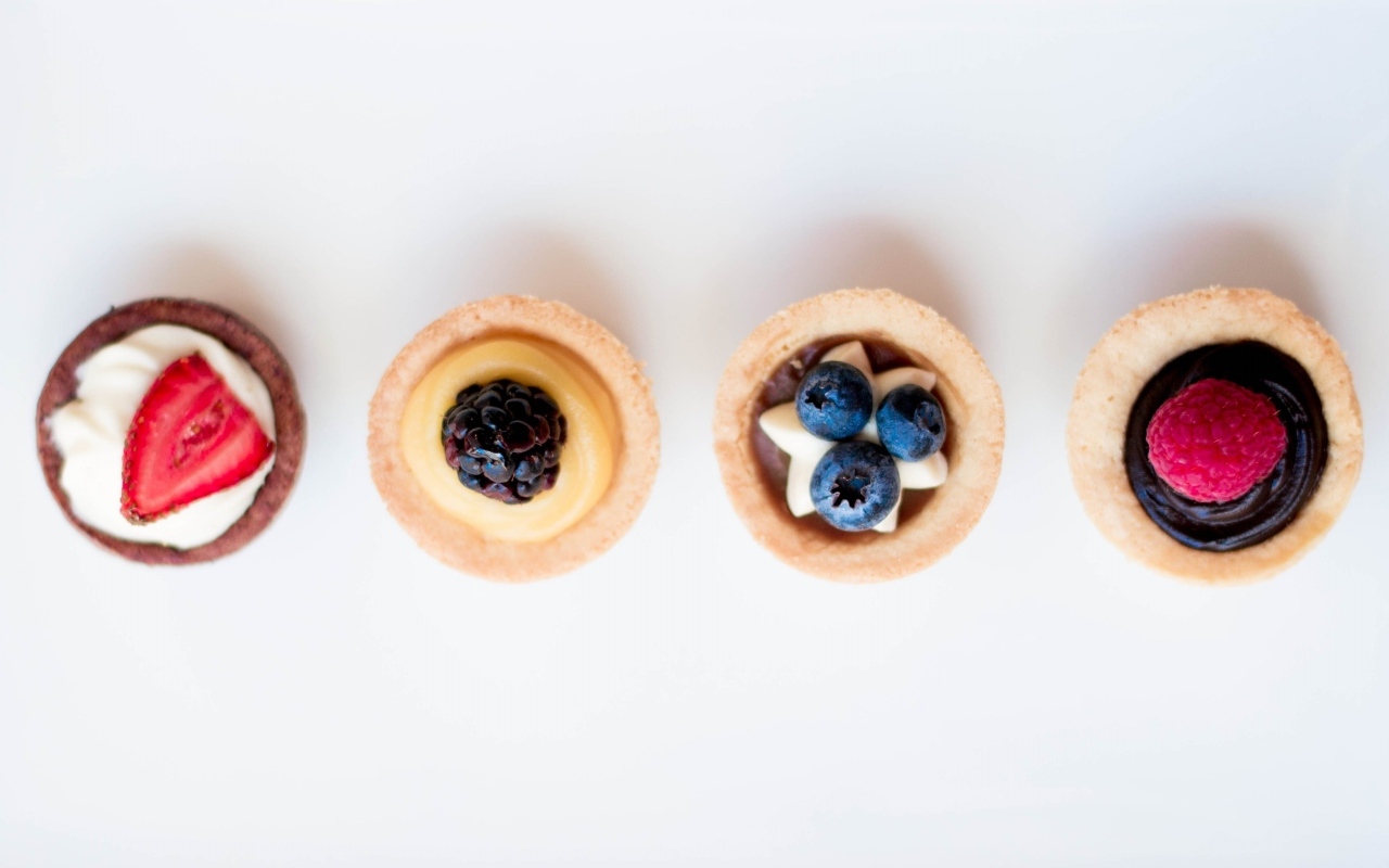 Песочное печенье с кремом на белом фоне