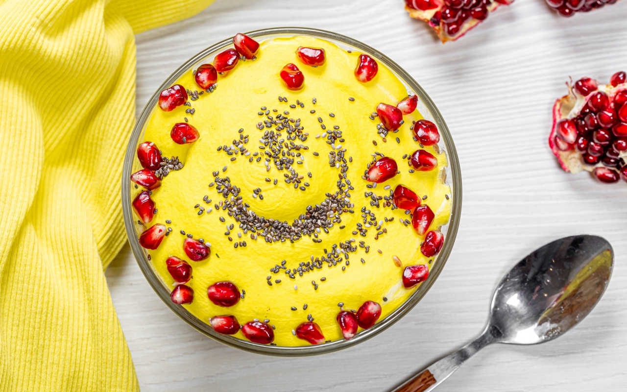 Сладкий десерт с зернами граната
