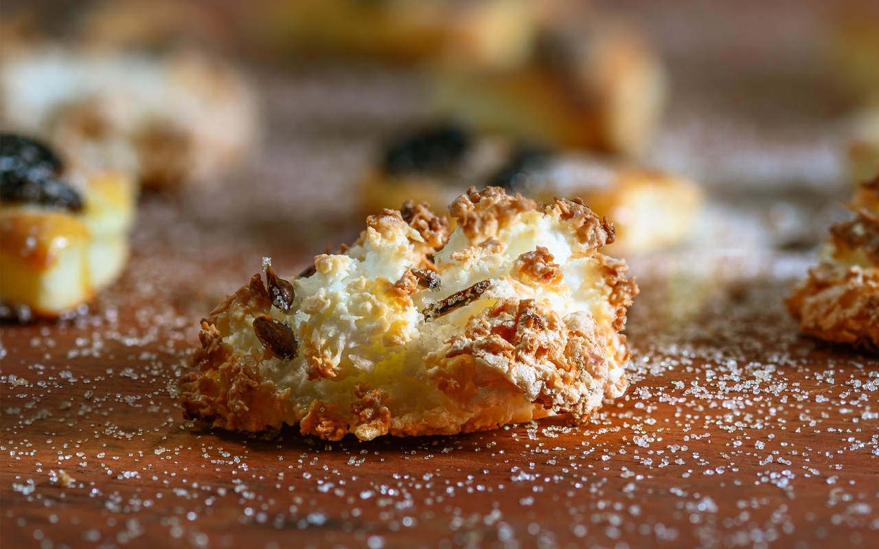 Сладкое сахарное печенье на столе