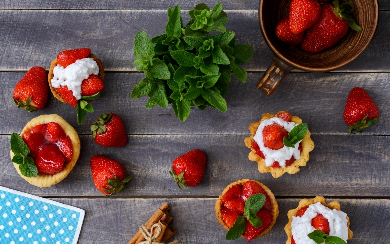 Тарталетки с кремом, ягодами клубники  и мятой