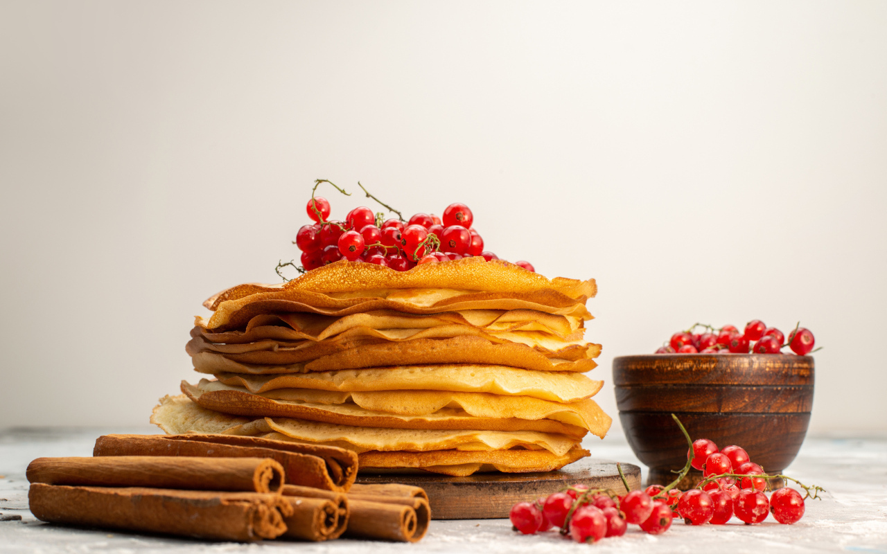 Тонкие блинчики с ягодами красной смородины и корицей