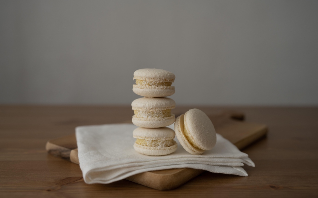 Белый десерт макаронс с кокосовой стружкой