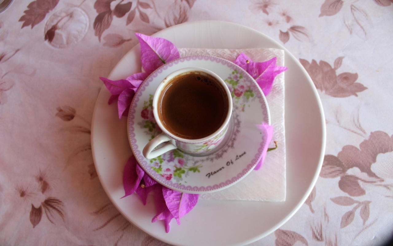 Чашка чая на тарелке на столе