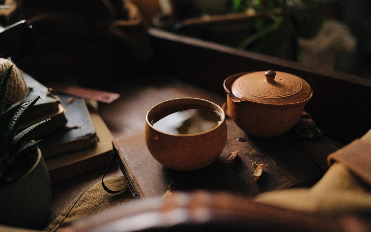 Зеленый чай в пиале на столе