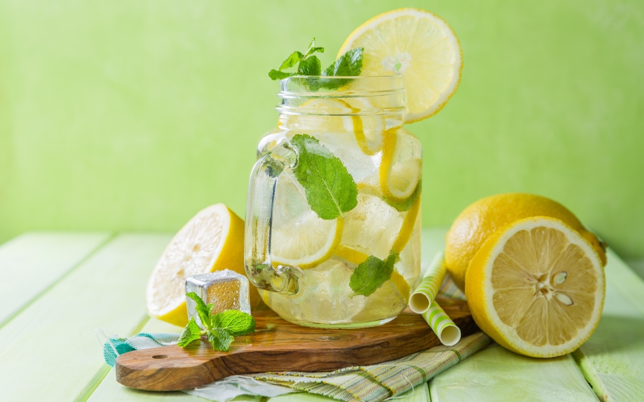 Банка с холодным лимонадом на столе