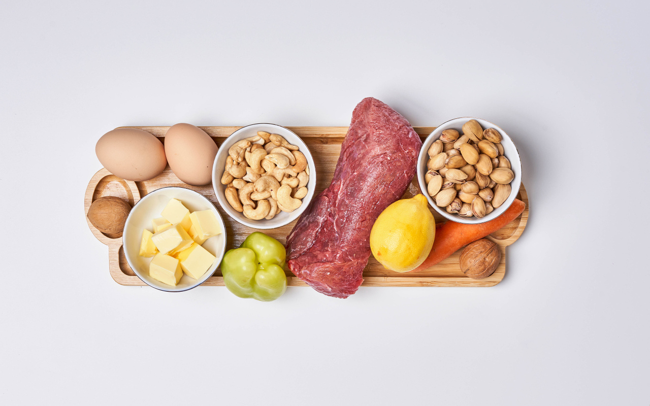 Свежее мясо с орехами и овощами на столе