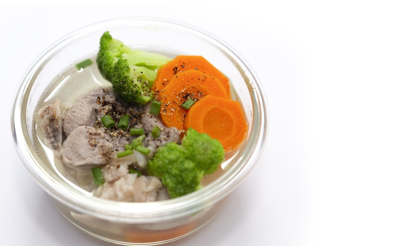 Мясо с морковью и брокколи в банке на столе